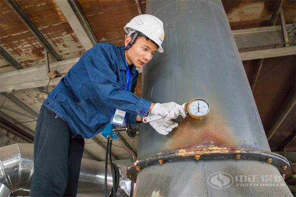 中正服務(wù)人員對供暖鍋爐進行巡檢