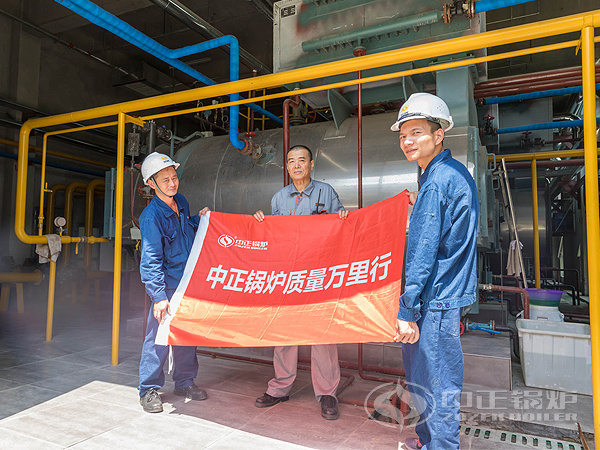 中正鍋爐服務人員與楓葉小鎮司爐工（中）的合影